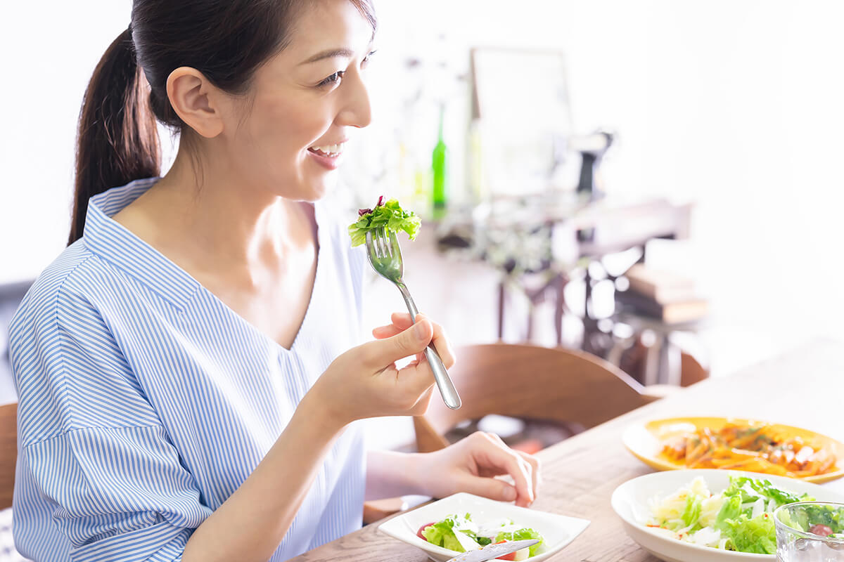 笑顔で食事をする女性